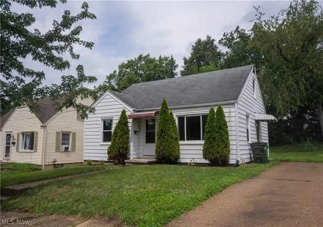 Photo 1 of Sale Pending at 220 Willow Ave Ne, Massillon, OH 44646 | MLS# 5212912 | Listing updated on 2026-09-23