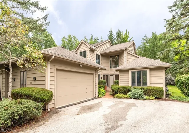 Condo for sale at 2211 Landerhaven Ct, Cleveland, OH 44124 | MLS# 5234121