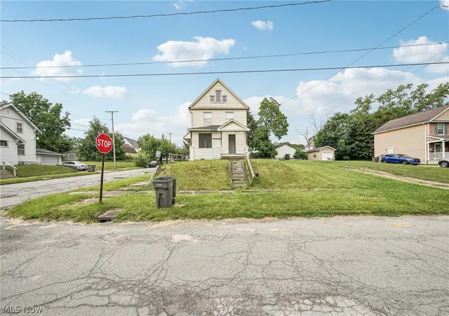 Photo 3 of Single family home for sale at 640 Broadway Ave, Youngstown, OH 44510 | MLS# 5232122 | Listing updated on 2026-09-08