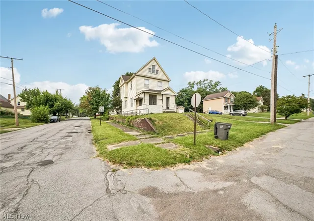 Photo 4 of Single family home for sale at 640 Broadway Ave, Youngstown, OH 44510 | MLS# 5232122 | Listing updated on 2026-09-08