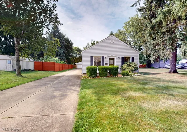 Photo 2 of Single family home for sale at 320 Ontario St, Akron, OH 44310 | MLS# 5235329 | Listing updated on 2026-09-09