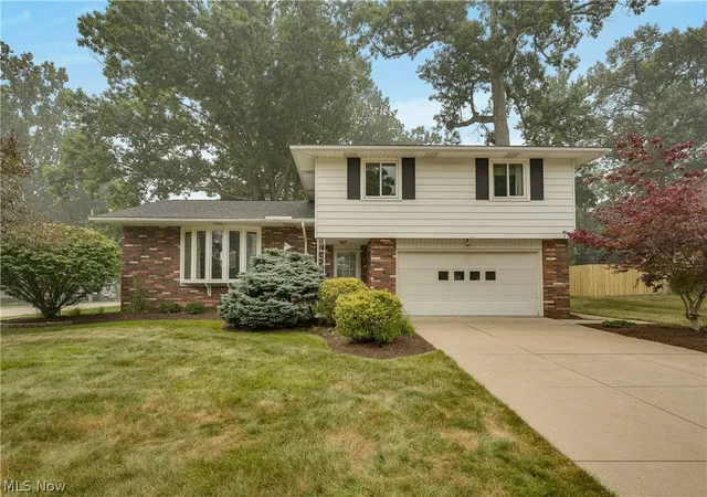 Photo 2 of Single family home for sale at 4880 Maple Hl Dr, Seven Hills, OH 44131 | MLS# 5232701 | Listing updated on 2026-09-08