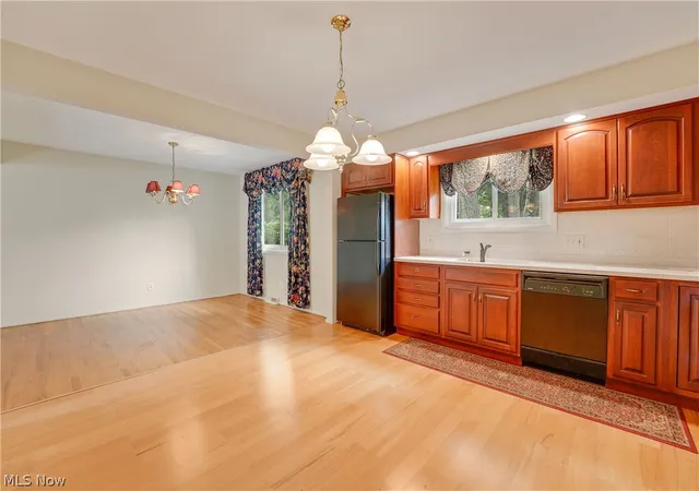 Photo 4 of Single family home for sale at 4880 Maple Hl Dr, Seven Hills, OH 44131 | MLS# 5232701 | Listing updated on 2026-09-08