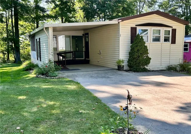 Photo 2 of Single family home for sale at 1229 Columbiana Lisbon Rd #27, Columbiana, OH 44408 | MLS# 5222860 | Listing updated on 2026-10-06