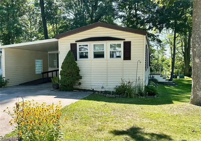 Photo 3 of Single family home for sale at 1229 Columbiana Lisbon Rd #27, Columbiana, OH 44408 | MLS# 5222860 | Listing updated on 2026-10-06