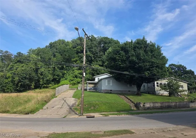 Photo 2 of Single family home for sale at 910 26th Street, Huntington, WV 25703 | MLS# 5234555 | Listing updated on 2026-09-10