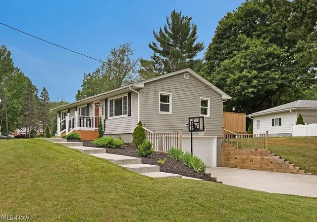 Photo 2 of Single family home for sale at 2922 Cliffside Dr, Copley, OH 44321 | MLS# 5235921 | Listing updated on 2026-09-30