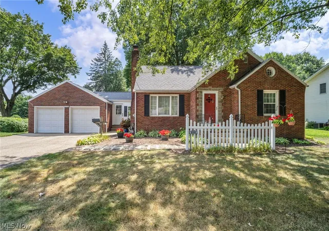 Photo 2 of Sale Pending at 514 Everhard Rd Sw, North Canton, OH 44709 | MLS# 5235964 | Listing updated on 2026-09-10