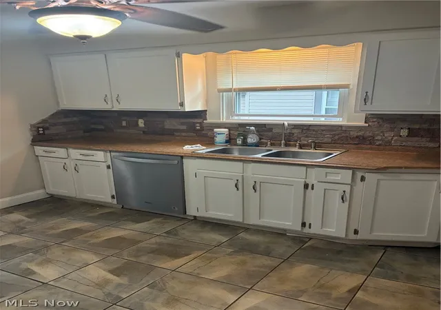 Photo 2 of Single family home for sale at 390 Wilson St W, Struthers, OH 44471 | MLS# 5235505 | Listing updated on 2026-10-01