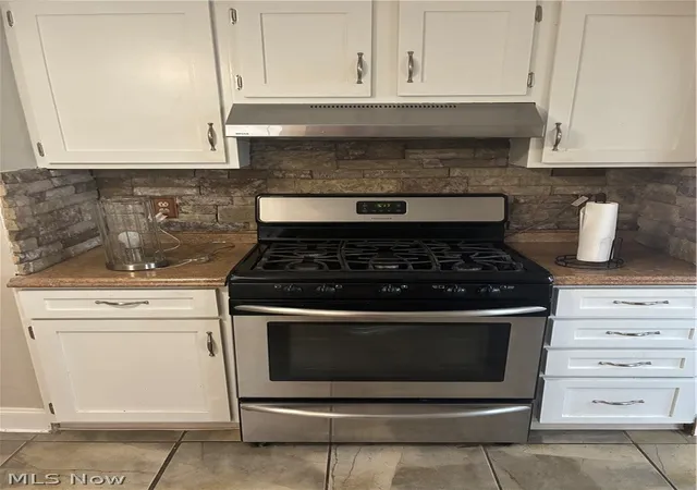 Photo 3 of Single family home for sale at 390 Wilson St W, Struthers, OH 44471 | MLS# 5235505 | Listing updated on 2026-10-01