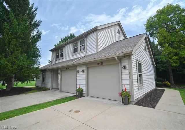 Photo 2 of Condo for sale at 325 S Linden Ct, Warren, OH 44484 | MLS# 5235948 | Listing updated on 2026-09-10