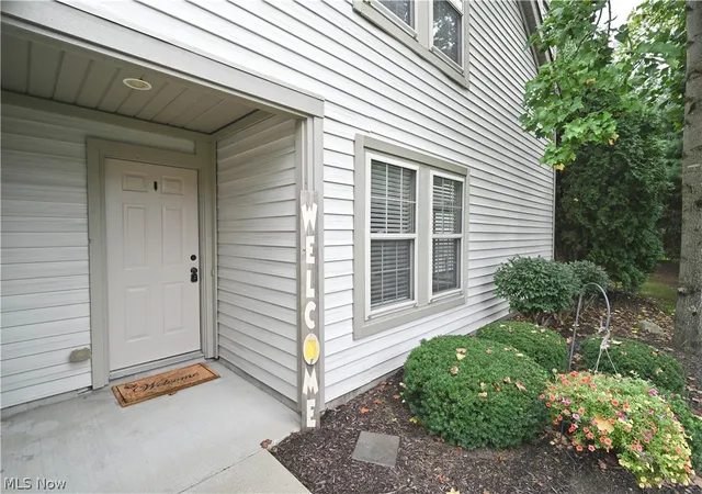 Listing Photo 3 - Condo for sale in building located at 325 S Linden Ct, Warren, OH 44484