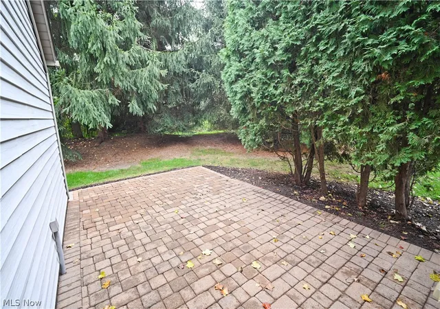 Listing Photo 4 - Condo for sale in building located at 325 S Linden Ct, Warren, OH 44484