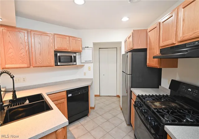 Listing Photo 5 - Condo for sale in building located at 325 S Linden Ct, Warren, OH 44484