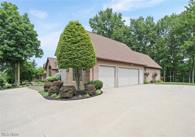 Photo 4 of Sale Pending at 10683 Tudor Cir, North Royalton, OH 44133 | MLS# 5229910 | Listing updated on 2026-10-02