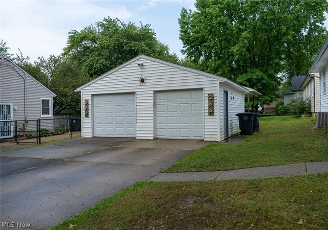 Photo 3 of Single family home for sale at 890 Independence Ave, Akron, OH 44310 | MLS# 5234861 | Listing updated on 2026-09-11