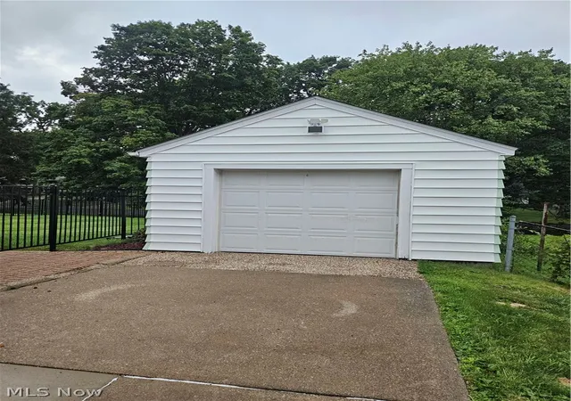 Photo 2 of Single family home for sale at 2402 Edgewater Dr, Youngstown, OH 44514 | MLS# 5236179 | Listing updated on 2026-09-14