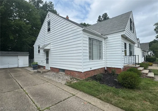 Photo 3 of Single family home for sale at 1132 Gordon Rd, Cleveland, OH 44124 | MLS# 5236044 | Listing updated on 2026-09-23