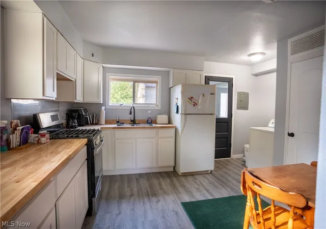 Photo 3 of Single family home for sale at 2378 Clyde St, Youngstown, OH 44514 | MLS# 5236073 | Listing updated on 2026-09-09