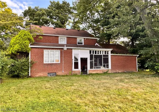Photo 2 of Sale Pending at 504 33rd Street Nw, Canton, OH 44709 | MLS# 5236440 | Listing updated on 2026-09-11