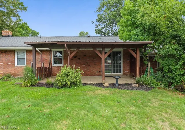 Listing Photo 2 - Condo for sale in building located at 8579 Tanglewood Trl, Chagrin Falls, OH 44023