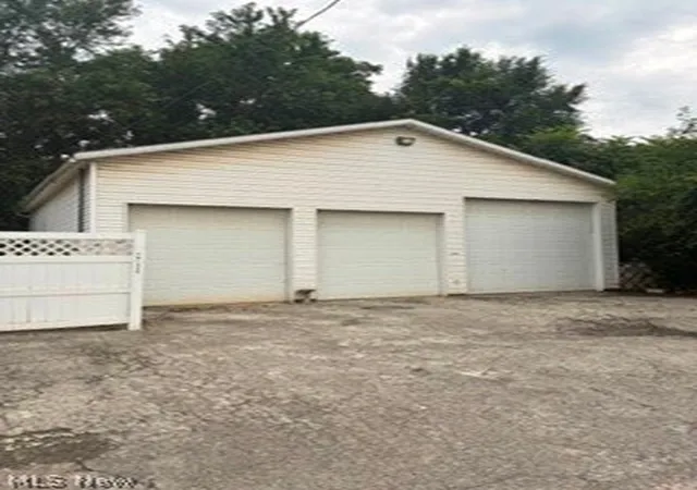 Photo 3 of Multi family home for sale at 429 Columbia St, Leetonia, OH 44431 | MLS# 5235068 | Listing updated on 2026-09-15