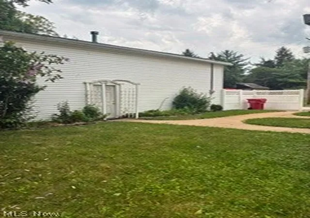 Photo 3 of House for sale at 429 Columbia St, Leetonia, OH 44431 | MLS# 5235068 | Listing updated on 2026-09-15