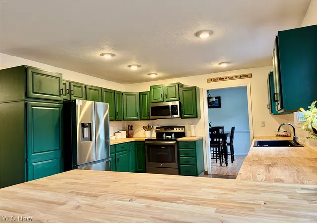 Photo 4 of Single family home for sale at 118 Northwood Dr, Dover, OH 44622 | MLS# 5236334 | Listing updated on 2026-09-30