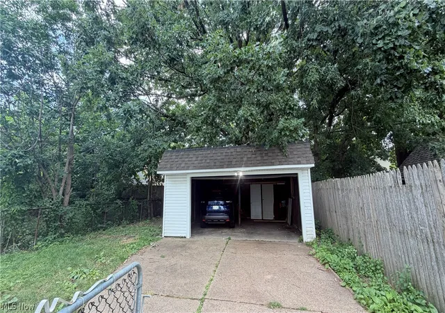 Listing Photo 2 - Condo for sale in building located at 2193 W 104th St, Cleveland, OH 44102
