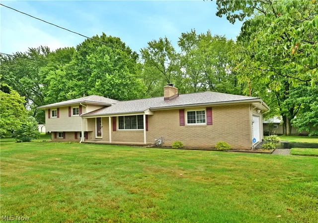 Photo 2 of Sale Pending at 3246 Circle Dr, Cortland, OH 44410 | MLS# 5236493 | Listing updated on 2026-09-30