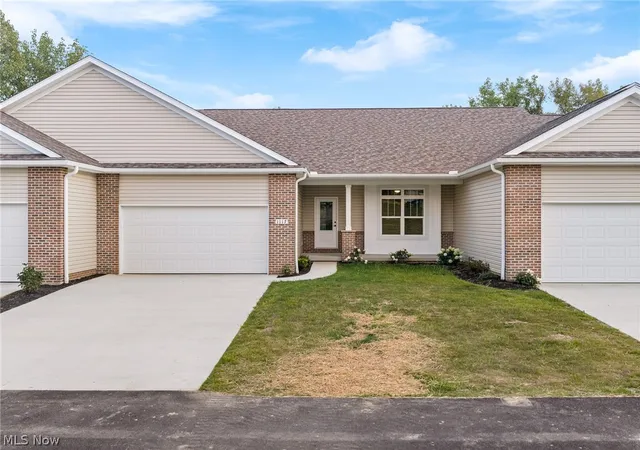 Listing Photo 5 - Condo for sale in building located at 1117 Queen Anne Dr NW, Massillon, OH 44647