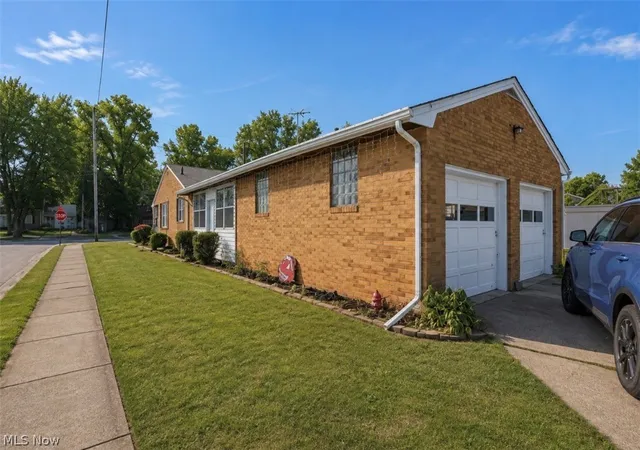 Photo 3 of Single family home for sale at 560 E Milton St, Alliance, OH 44601 | MLS# 5236239 | Listing updated on 2026-10-07