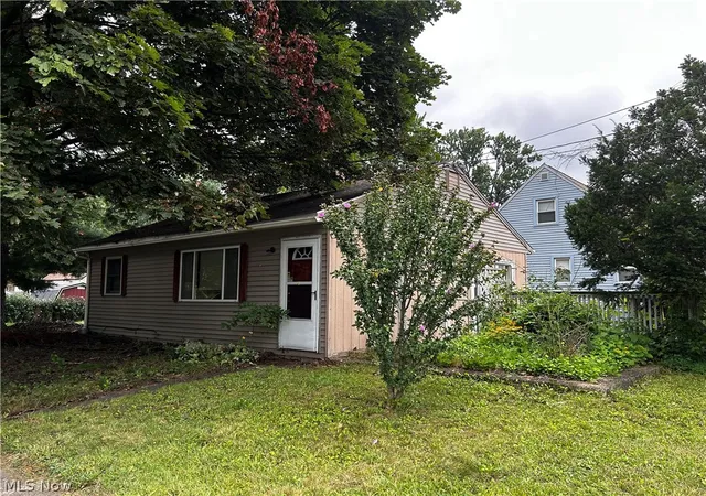Photo 3 of Sale Pending at 1915 Flint Ave, Akron, OH 44305 | MLS# 5236449 | Listing updated on 2026-09-03