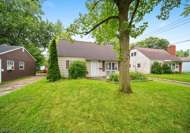 Photo 3 of Sale Pending at 633 Vermont Dr, Lorain, OH 44052 | MLS# 5234128 | Listing updated on 2026-09-29