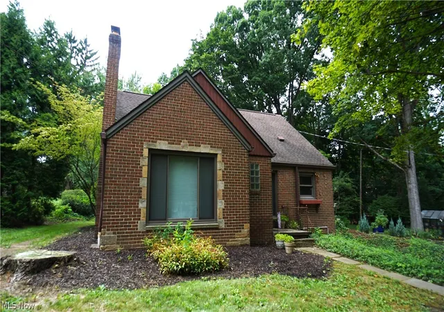 Photo 1 of Sale Pending at 556 Royal Ave, Akron, OH 44303 | MLS# 5236497 | Listing updated on 2026-09-03