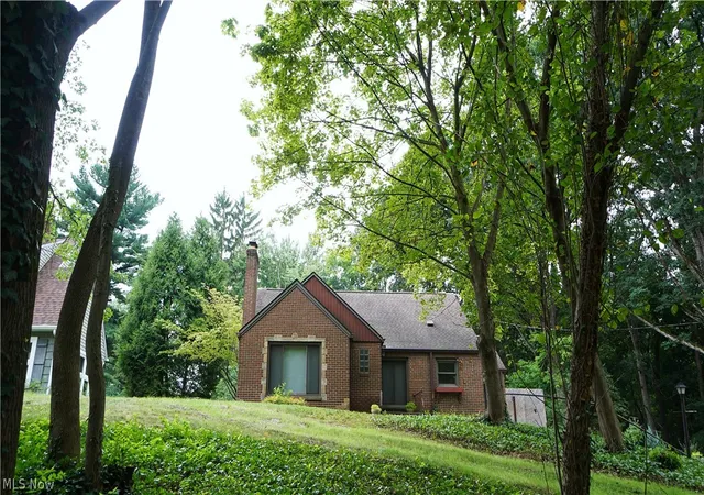 Photo 2 of Sale Pending at 556 Royal Ave, Akron, OH 44303 | MLS# 5236497 | Listing updated on 2026-09-03