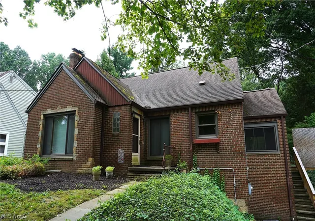 Photo 3 of Sale Pending at 556 Royal Ave, Akron, OH 44303 | MLS# 5236497 | Listing updated on 2026-09-03