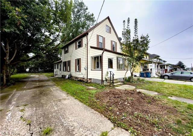 Photo 2 of Single family home for sale at 823 W 21st Street, Lorain, OH 44052 | MLS# 5236335 | Listing updated on 2026-10-02