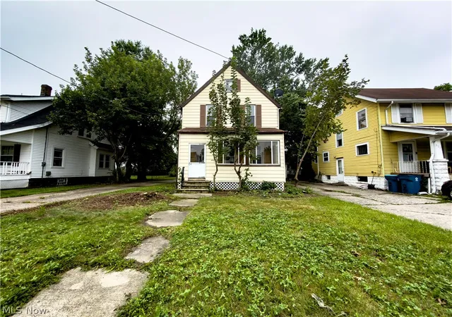 Photo 3 of Single family home for sale at 823 W 21st Street, Lorain, OH 44052 | MLS# 5236335 | Listing updated on 2026-10-02