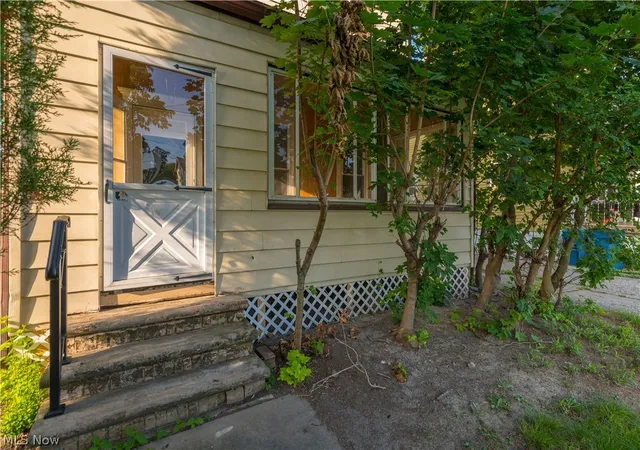 Photo 3 of Single family home for sale at 823 W 21st Street, Lorain, OH 44052 | MLS# 5236335 | Listing updated on 2026-10-02