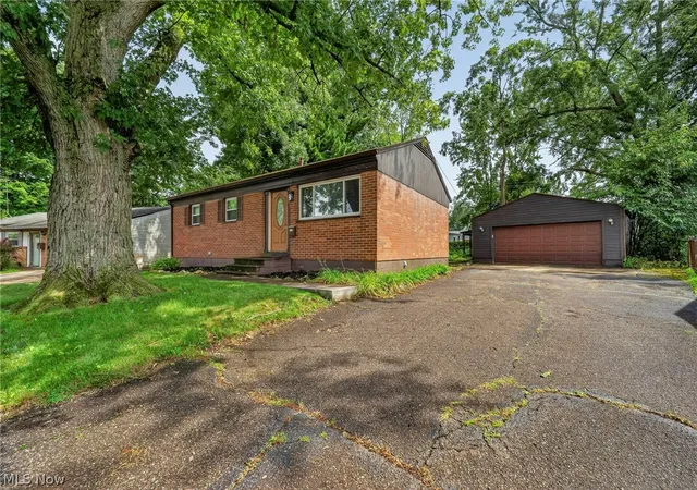 Photo 2 of Sale Pending at 2514 Regentview St Ne, Canton, OH 44705 | MLS# 5236908 | Listing updated on 2026-09-28