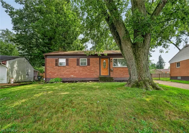 Photo 3 of Sale Pending at 2514 Regentview St Ne, Canton, OH 44705 | MLS# 5236908 | Listing updated on 2026-09-28