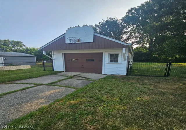 Photo 3 of Single family home for sale at 2177 Green Ridge Dr, Wickliffe, OH 44092 | MLS# 5236918 | Listing updated on 2026-09-04