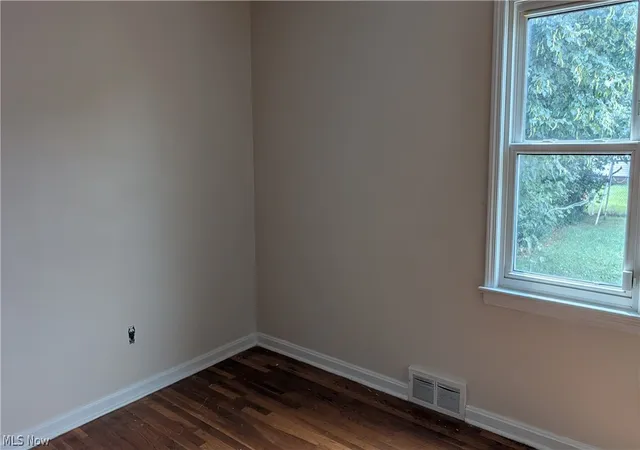 Photo 4 of Single family home for sale at 270 E 330th Street, Willowick, OH 44095 | MLS# 5236587 | Listing updated on 2026-09-10