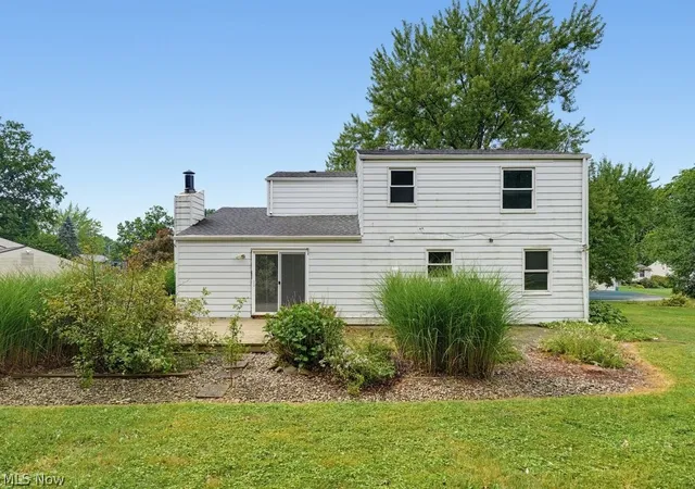 Photo 3 of Sale Pending at 579 Willow Dr Se, Warren, OH 44484 | MLS# 5237098 | Listing updated on 2026-09-11