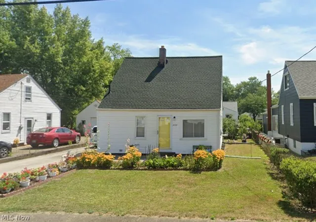 Photo 3 of Sale Pending at 2726 Gilbert Ave Ne, Canton, OH 44705 | MLS# 5235677 | Listing updated on 2026-09-19
