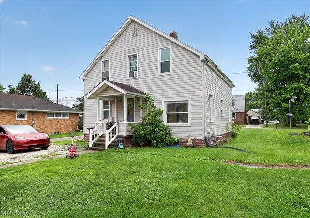 Photo 3 of Single family home for sale at 620 Lincoln Ave Nw, Carrollton, OH 44615 | MLS# 5237361 | Listing updated on 2026-09-22