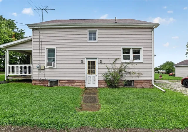 Photo 3 of Single family home for sale at 620 Lincoln Ave NW, Carrollton, OH 44615 | MLS# 5237361 | Listing updated on 2026-09-22