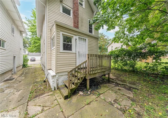 Photo 3 of Single family home for sale at 762 Garfield St, Akron, OH 44310 | MLS# 5237275 | Listing updated on 2026-09-04