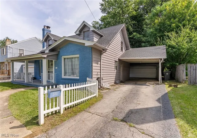 Photo 3 of Single family home for sale at 2311 Coronado Ave, Youngstown, OH 44504 | MLS# 5237587 | Listing updated on 2026-09-11